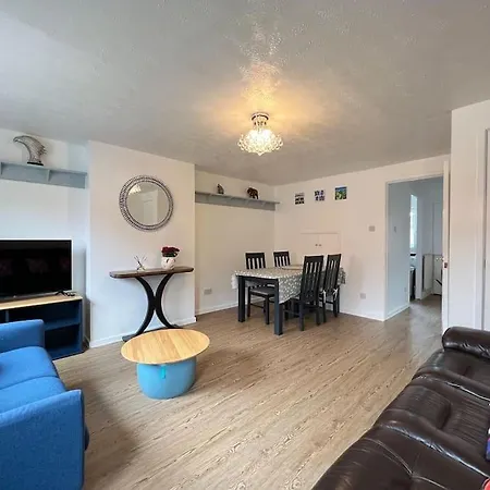 Cozy 2 Bed Townhouse Close To Walls