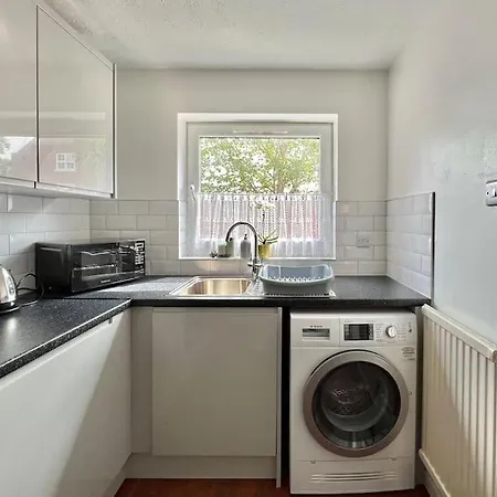 Cozy 2 Bed Townhouse Close To Walls With Free Parking