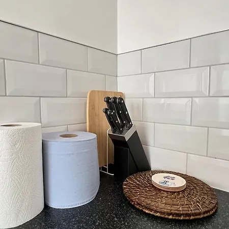 Cozy 2 Bed Townhouse Close To Walls With Free Parking