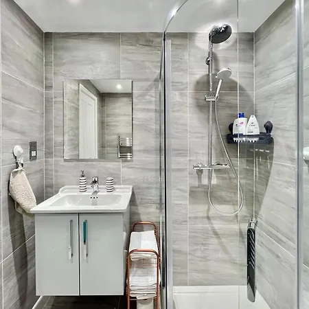 Cozy 2 Bed Townhouse Close To Walls 度假居 *