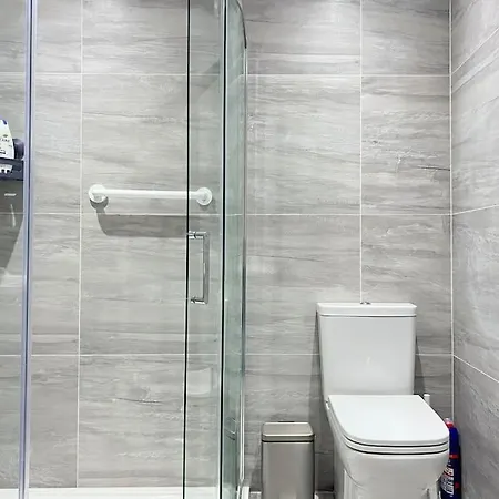 Cozy 2 Bed Townhouse Close To Walls بيت للعطل